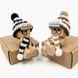 Holzfigur mit Wackelbeinen – Dekofigur mit Mütze & Schal | Boxenshop Chemnitz